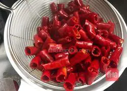 Illustration of how to make chili crisp 3