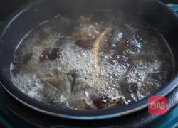 Illustration of how to make coconut black-bone chicken soup without adding a drop of water 9
