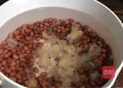 Illustration of how to make red bean and white fungus soup 5