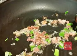 Illustration of how to make ham, mushroom and loofah soup 3