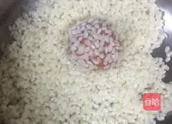 Illustration of making glutinous rice meatballs 4