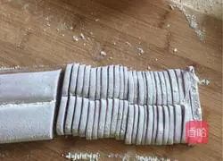 Illustration of how to make purple cabbage hand-rolled noodles 15