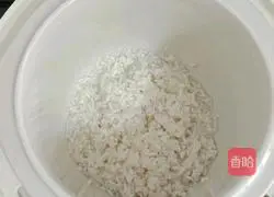 Illustration of how to make loofah and shrimp porridge 2