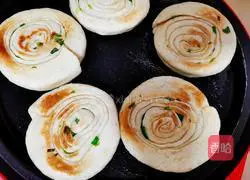 Illustration of how to make hand-shred green onion pancakes 6