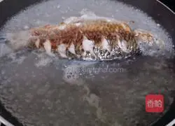 Illustration of how to make shredded radish crucian carp soup 6