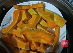  Illustration of how to make pumpkin-shaped steamed buns 1