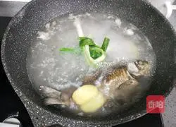Illustration of how to make crucian carp tofu soup 8