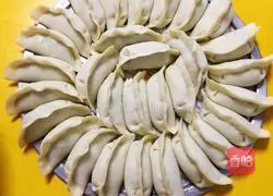 Illustration of how to make leek and three fresh dumplings 6