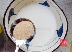 Illustration of how to cut steamed buns with milk knife 2