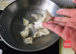 Illustration of how to make big meat wontons 6
