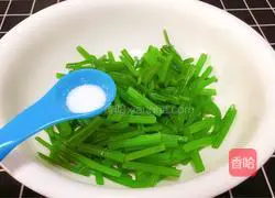Illustration of how to make celery and peanut rice 12