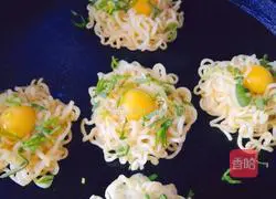 Illustration of how to make instant noodle egg cake 12