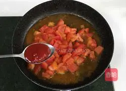 Illustration of how to make tomato, potato and beef brisket soup 9