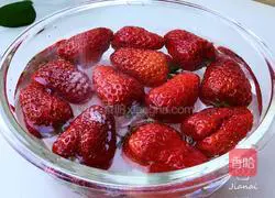 Fruit creative dish Little strawberry falls in love with a pear Practice illustration 1