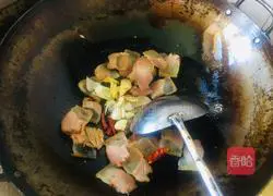 Illustration of how to stir-fry bacon with garlic sprouts 4