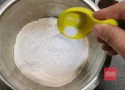 Illustration of how to cut steamed buns with cocoa powder knife 3