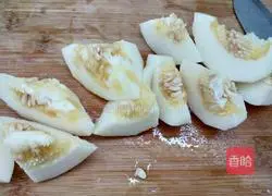 Illustration of how to make melon yogurt shake 1