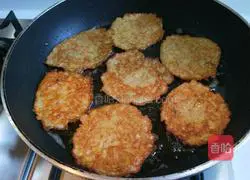 Illustration of the Beijing specialty snack carrot and potato pancakes 9