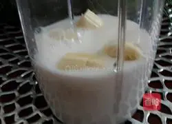 Illustration of how to make banana milkshake 3