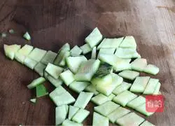 Illustration of how to make watermelon rind with rock sugar water 5