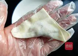 Illustration of how to make fresh meat wontons with tomato sauce 12