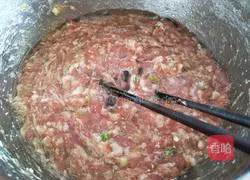 Illustration of how to make steamed pork and green pepper dumplings 5