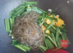 Illustration of how to make fried vermicelli with chives and eggs 12