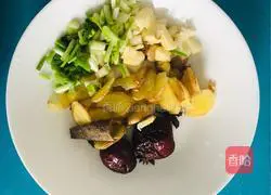 Illustration of how to make pork ribs and corn soup in earthen pot 3