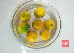 Illustration of how to make kumquat, snow pear and lily soup 5