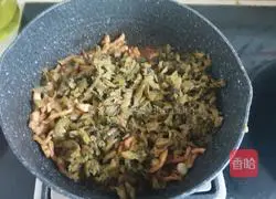 Illustration of how to make shredded pork noodles with pickled vegetables 6