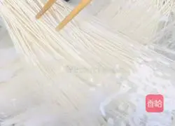 Illustration of how to make scallion noodles 3