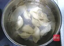 Illustration of how to make pork stuffed dumplings 8