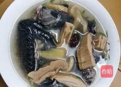 Illustration of how to make black-bone chicken, ham and fish maw soup 7