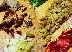 Illustration of how to make stir-fried duck intestines with double peppers 2