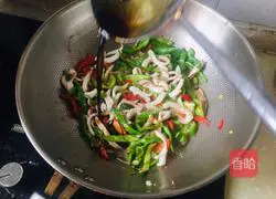 Illustration of how to make fried shredded squid with green pepper 6