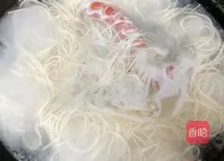 Illustration of how to make sausage and egg noodles 9