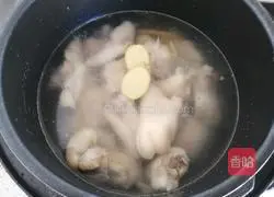 Soybean and pig trotters soup recipe 9