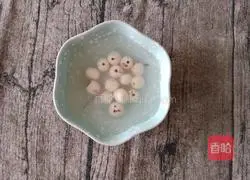 Illustration of how to make peach gum, lotus seeds and tremella soup (beauty and beauty) 6