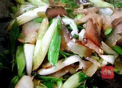 Illustration of how to stir-fry bacon with garlic sprouts 8