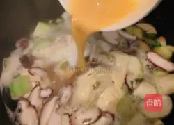 Illustration of how to make loofah and egg soup 9