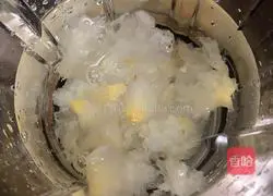 Illustration of how to make lychee, white fungus and horseshoe drink 3