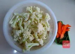 Illustration of how to make cauliflower with tomato sauce 2