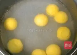 Illustration of how to make glutinous rice balls stuffed with papaya and wine 1