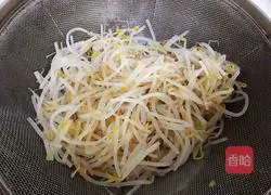 Illustration of how to make cold mung bean sprouts 3