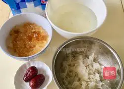 Illustration of how to make soap locust, rice peach gum and tremella soup 5