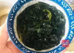 Illustration of how to make sea vegetable, tomato sauce and egg soup 2