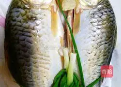 Illustration of how to make crucian carp and tofu soup 1