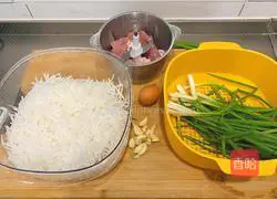 Illustration of how to make three-color dumplings stuffed with pork and radish 1