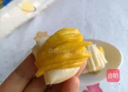 Illustration of how to make two-color flower rolls 15