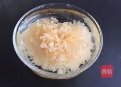 Illustration of how to make lotus seed, lily and white fungus soup 2